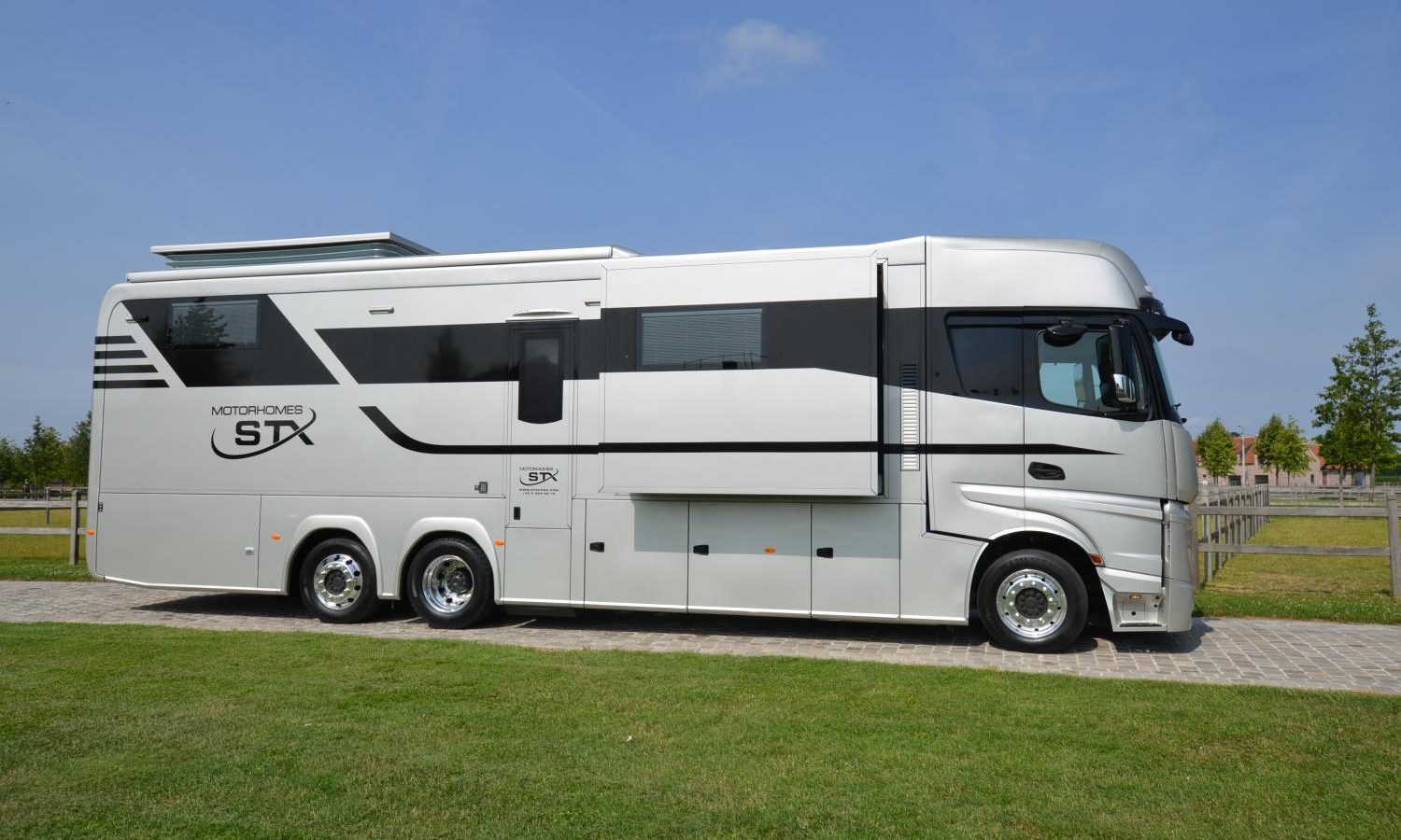 STX Mercedes Actros - 2 Pop Outs & garage /095 - STX Motorhomes